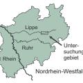 Die Abbildung zeigt eine stark vereinfachte Karte von NRW, die neben dem Umriss von NRW nur den Rhein, die Ruhr und die Lippe zeigt. Die Lage des Untersuchungsgebietes am Oberlauf der Lippe in der östlichen Hälfte von NRW wird durch ein Kästchen mit Pfeil und der Beschriftung: „Untersuchungsgebiet“ gekennzeichnet.