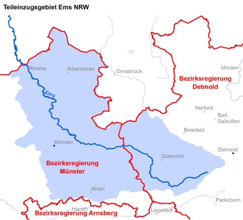 Karte mit den Teileinzugsgebiet Ems NRW zeigt die Grenzen der Bezirksregierungen Münster, Detmold und Arnsberg in Rot. Der Verlauf der Ems als blaue Linie und das Einzugsgebiet ist als hellblaue Farbfläche dargestellt.