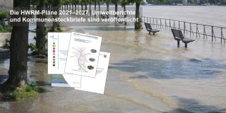 Collage: Foto überflutete Uferstraße, Bänke, Bäume, Absperrzaun, mit Titelseiten HWRM-Pläne
