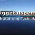Blick auf die Ruhrtalsperre mit Schriftzug "Biggetalsperre - Natur und Technik"